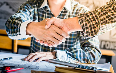 Ich vermittle zwischen ihnen und Unternehmen um die richtigen Partner für ihren Bau zu finden.